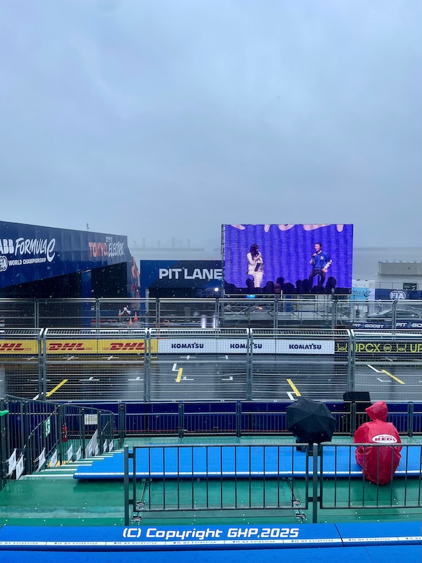 雨の中で予選待ち