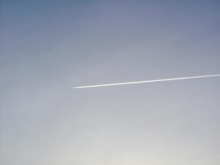 夕方の空に飛行機雲
