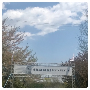 �f�W�J���̎ʐ^�������ɂԂ�Ă��̂ŁAiPhone�̕�