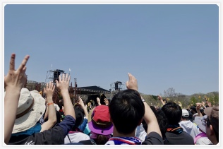 �����܂Ől���݂Ȃ�A�X�e�[�W�B���Ă����L�V�͎ʂ�₵�Ȃ�