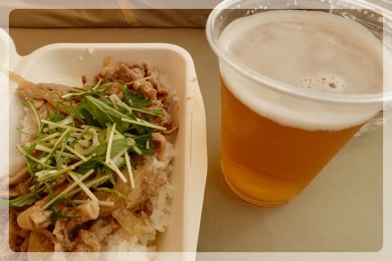 ���ꏑ���悤�Ɍ��Ԃ�����A���N�����I�Ă����H�ׂĂ�