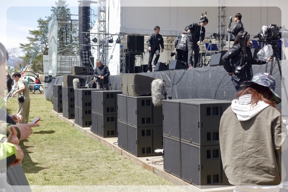 �\�z�ȏ�ɃX�s�[�J���ς܂�Ă����B���ƁA�J�����}���̂��˂��[���񂪉B��Ĕ��l�C