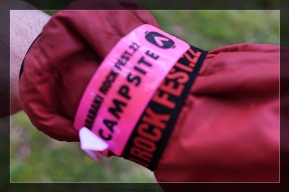 ピンとあってないけど、赤黒のリスバン