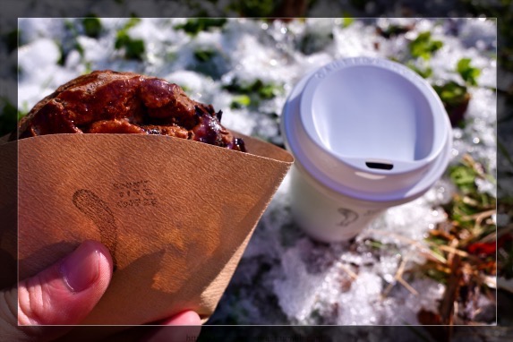 雪とマフィンとコーヒーと