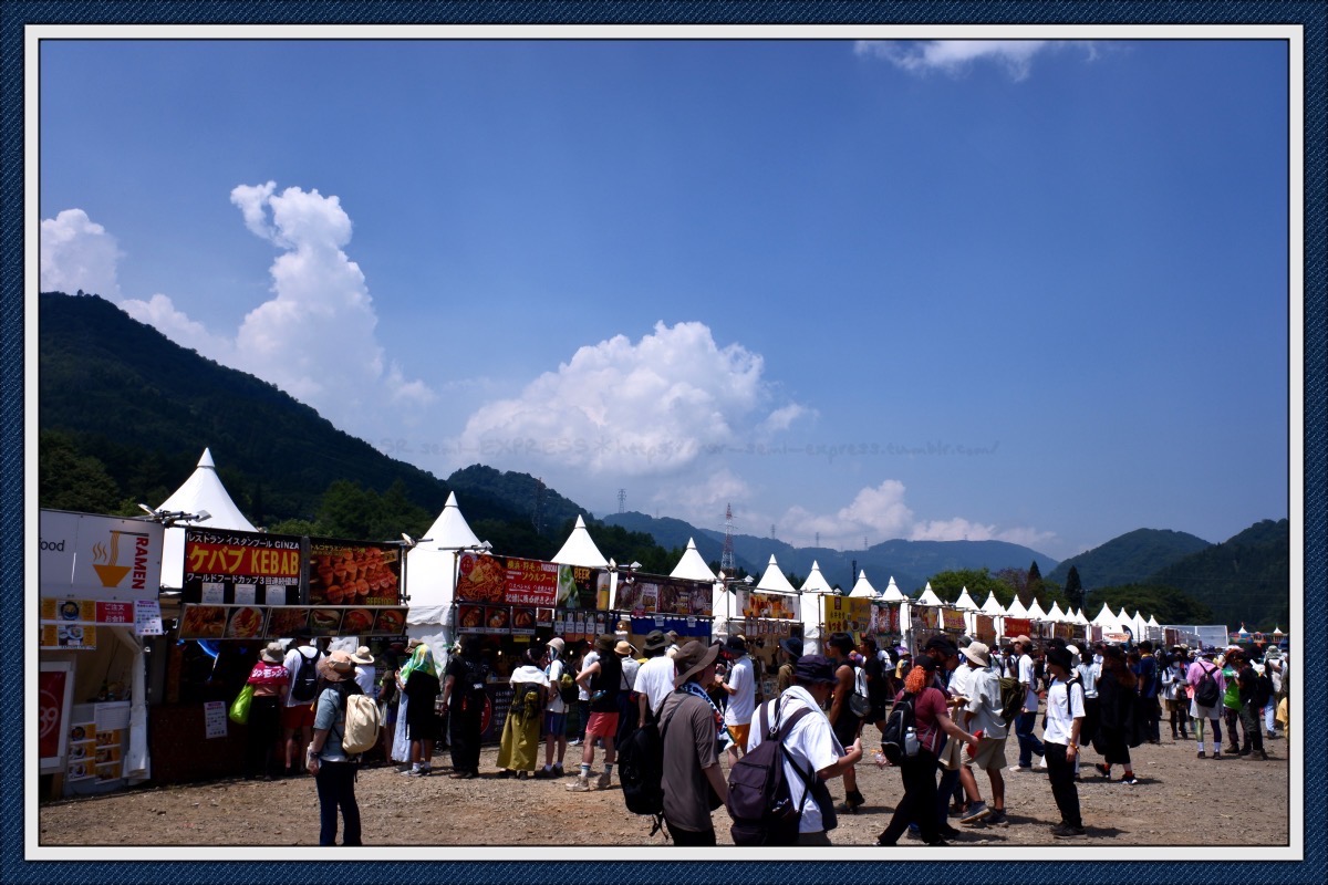 まだ場外なのに呆れるほどの行列