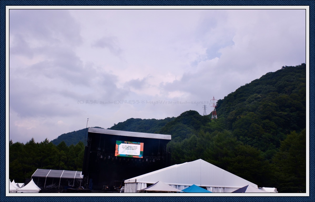 WHITEの奥に雲が