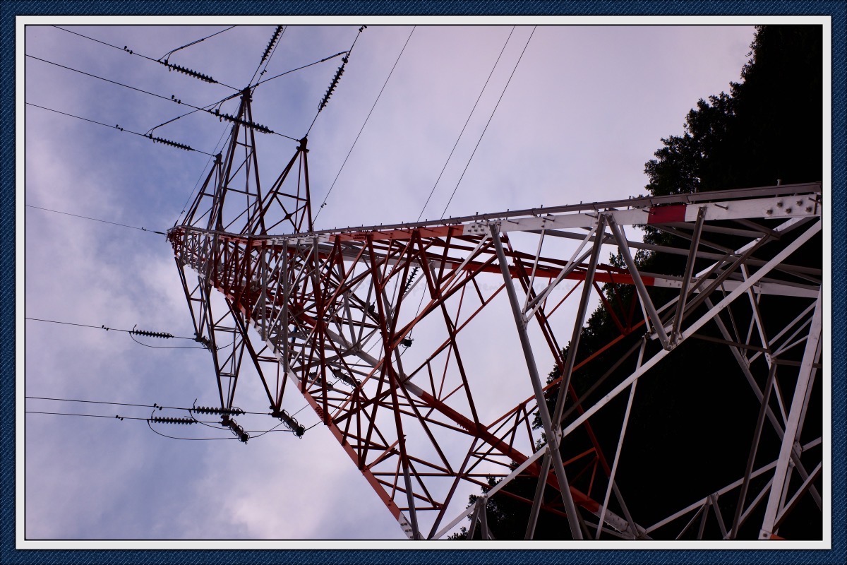 対角線が一番長いんだから、大きな鉄塔は対角線で撮るに限る