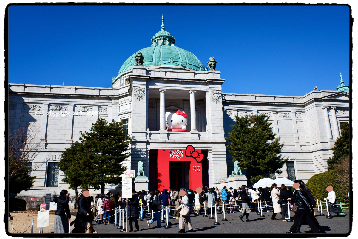 下々の者を見渡すハローキティ