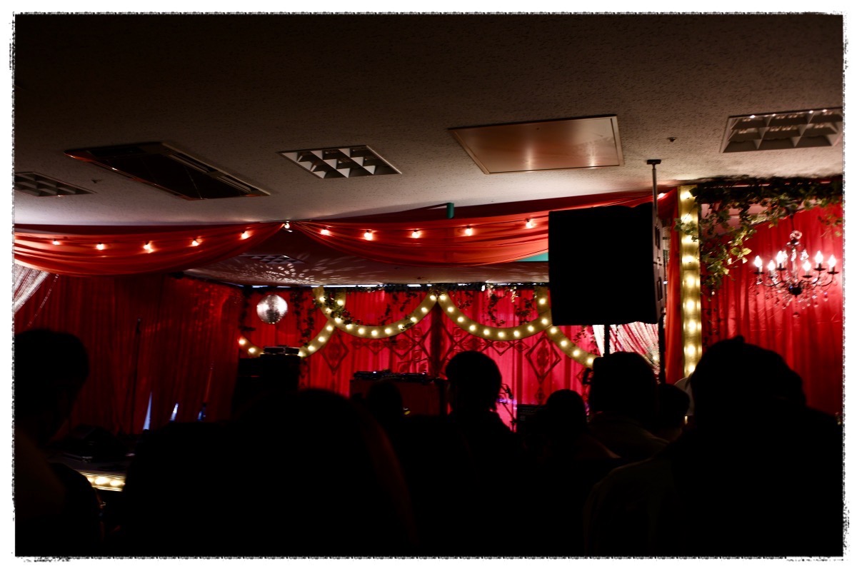 ステージの天井は低め