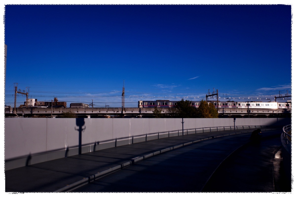 すぐそばを走る京王線