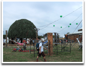 �y�j�͖؂̃h�[���̉��ŁA�m�ɓh��Ă����ς��l���Q�Ă�