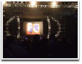 �X�e�[�W�ɓ\��ꂽFK�̊� 