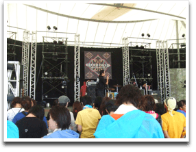 �X�e�[�W�^�񒆂́uGREEN OASIS�v�̉������