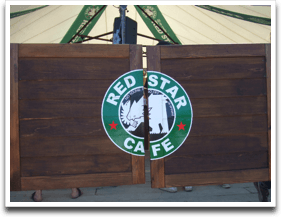 RED STAR CAFE�̃G���u�����͂Ȃ��Ȃ��L���[�g