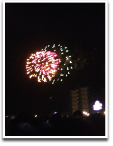 ���N�͏�肭�ʐ^���B��Ȃ������ԉ΂Q