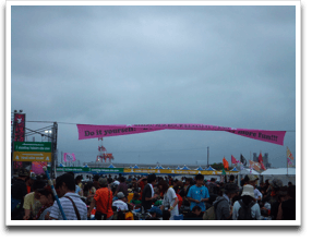 ����ʘH�ɓ\���Ă������e��