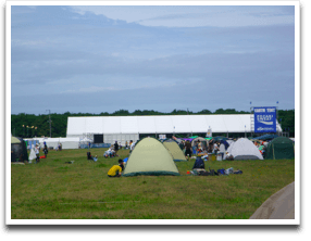 �܂��e���g���������ԑO�ɁA�e���g���ݗ\��n����EARTH TENT���p�V����