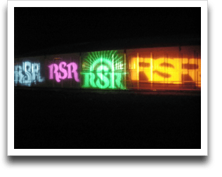 EARTH�̑��ʂɉf���o�����ߋ��̃��S