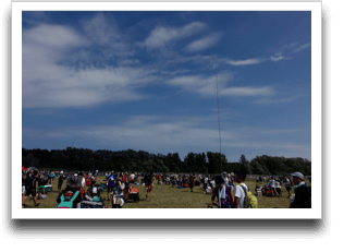 �����̂悤�ɍL��ɗ��P�[�^�C�̃A���e�i�i�𗋐j�Ƃ�����������j