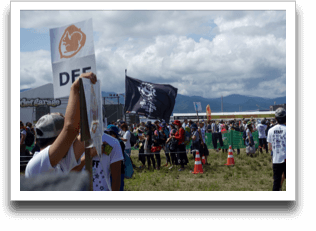 ���N�͑�����U���Ă�