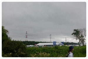 ������Ɖ��������Ă�EARTH TENT