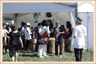 サイン中のむぎ（猫）と、ちょっと怖い感じのおじさま