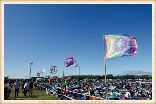 レジャーサイトの境界には色とりどりの旗が