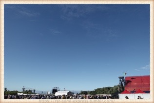 後ろから見たRED STAR FIELD