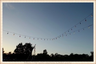 夕焼け空にライトが輝やこうとしている