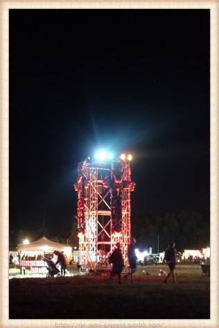 夜のトーテムポール