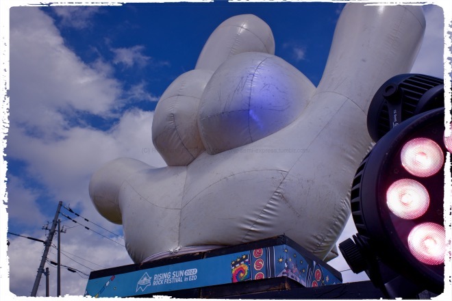 ヤケに低いところにある今年のピースマーク