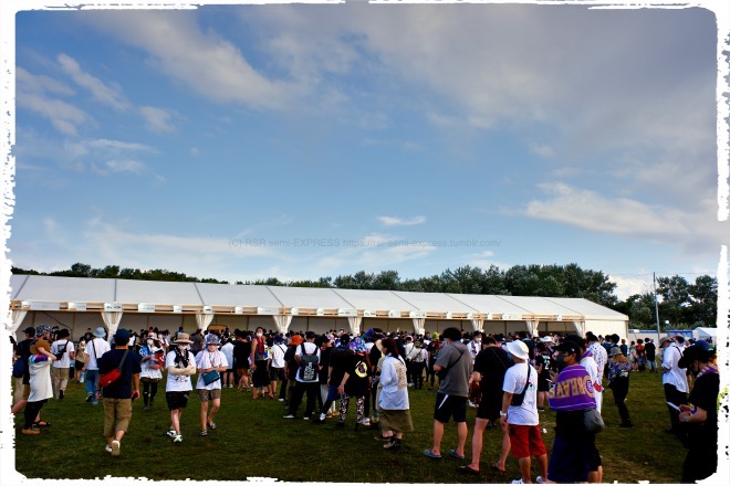 グッズ売り場の長蛇の列。マスクしてるから顔消さなくてもいいかしら