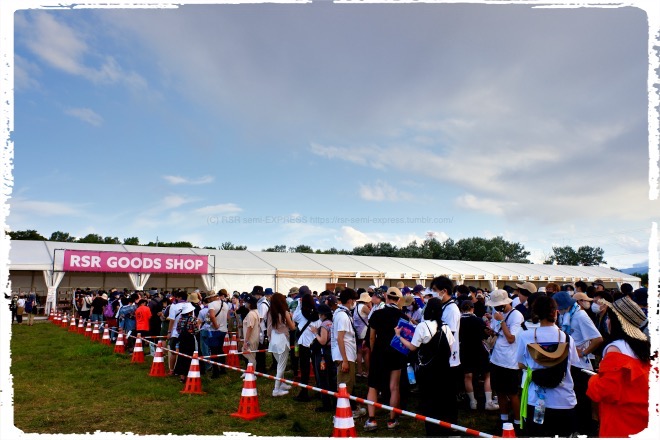 オフィシャル物販も長蛇の列