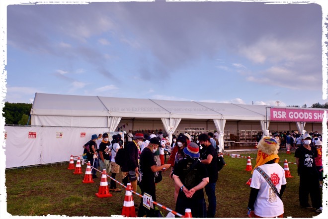 ガチャガチャに屯する人々