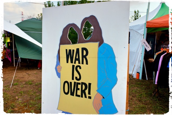 WAR IS OVERの顔ハメ