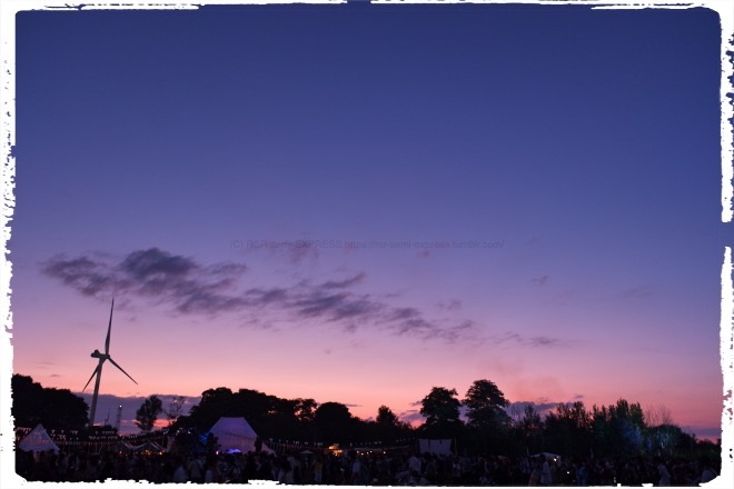 その前に夕暮れの風車