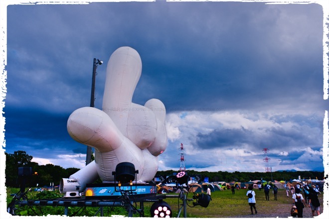 ちょっとした不吉さを背負うピースマーク