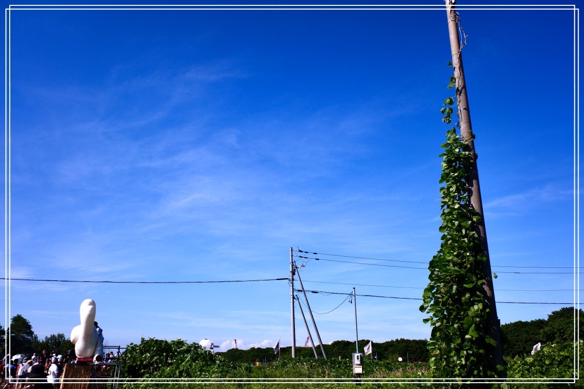 ピースマークと電信柱