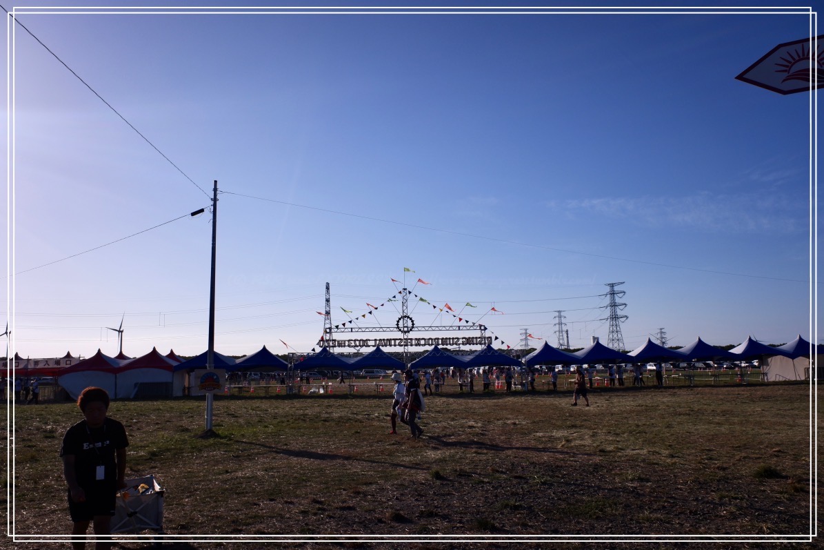 メインゲート、裏から見るか