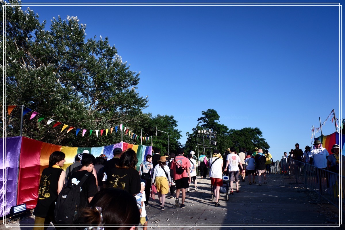 仮設跨線橋を渡ります