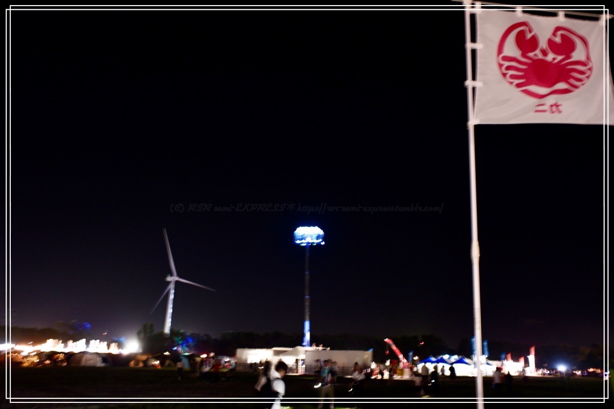 高所作業車がライトアップされていた