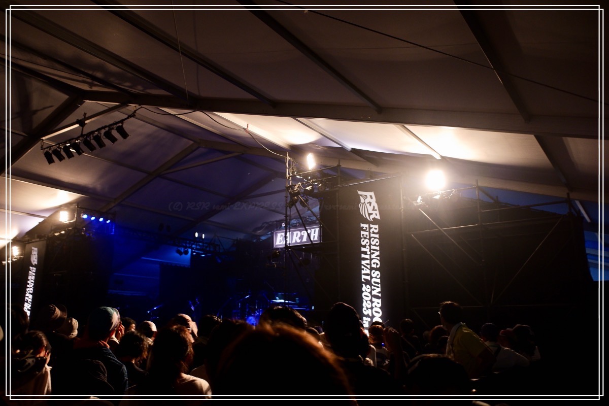 夜のEARTH TENT（ステージ前）