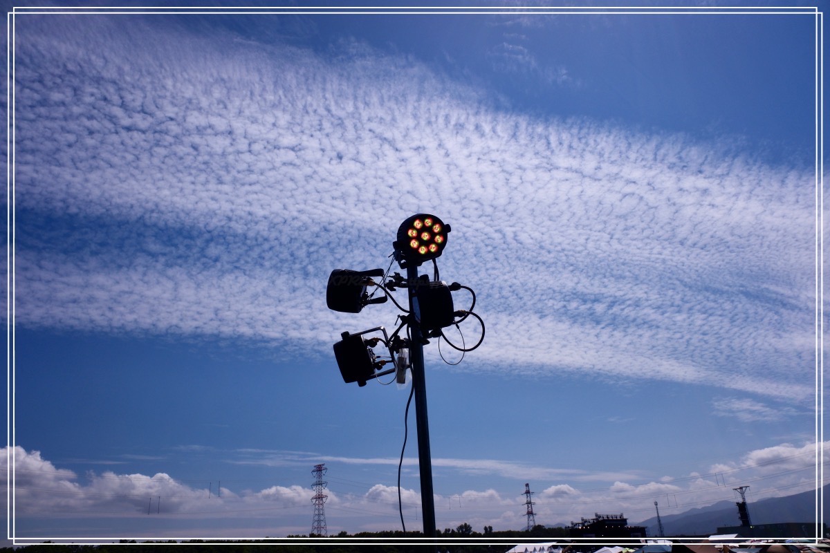照明と雲。上空は風が強そう