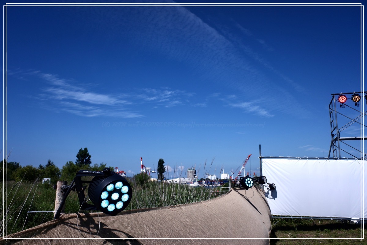 港の方には赤と白のキリンがたくさん