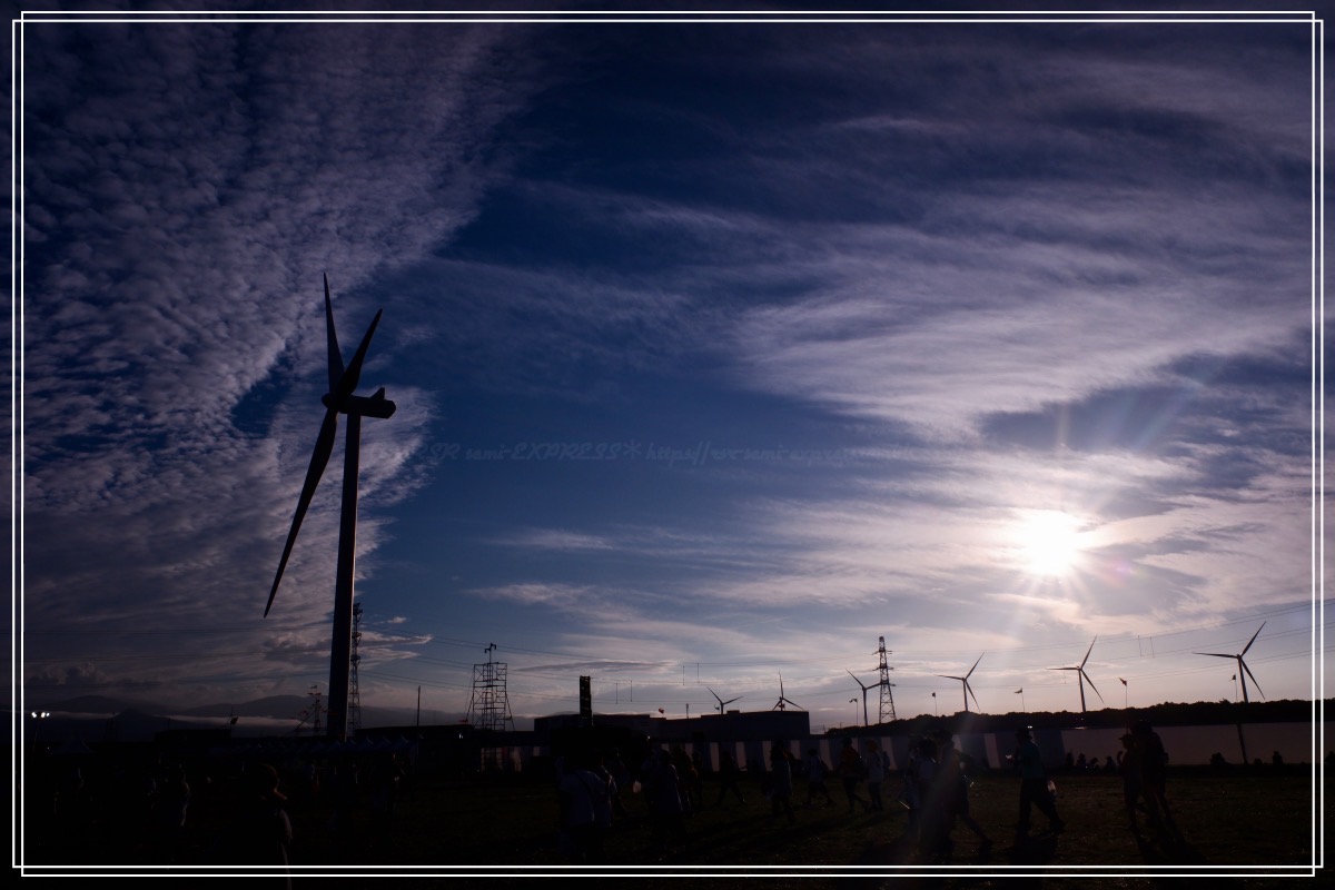 逆光気味に風車を撮ったらヤケにカッコいい