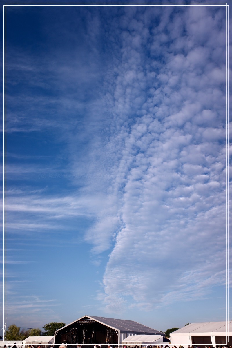 def garageと雲。境界線がクッキリ