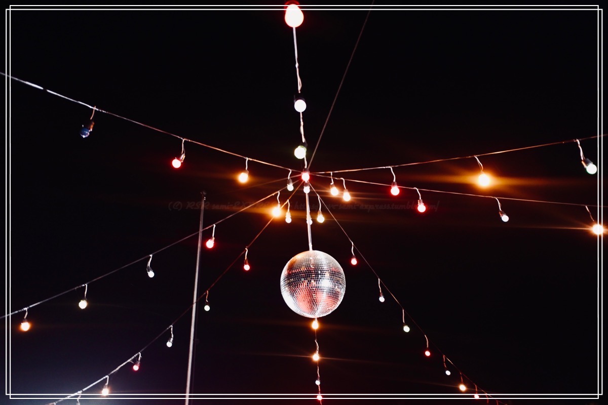 橋の真ん中のミラーボールは深夜にこそ映える