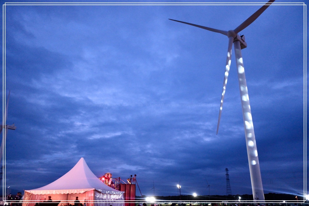 白み始めた空と、ステージライトに照らされる風車
