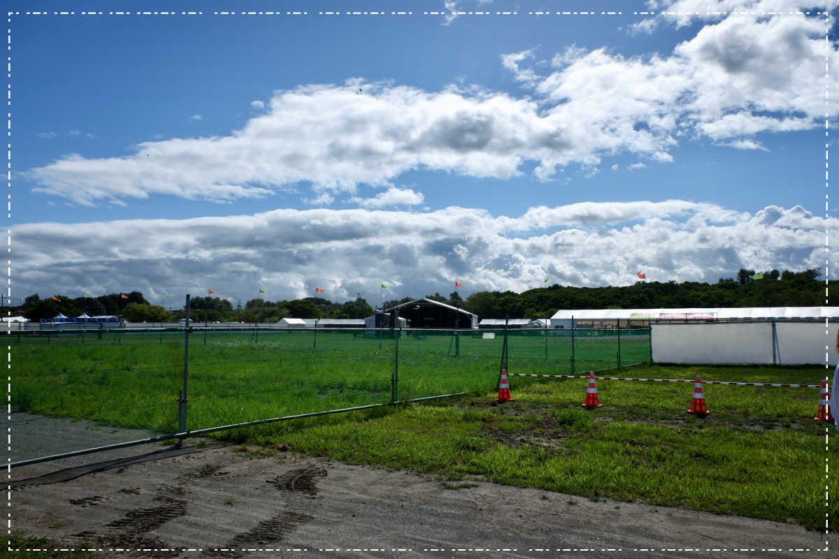 会場外から見るdef。これ、ロハで見れんじゃね？