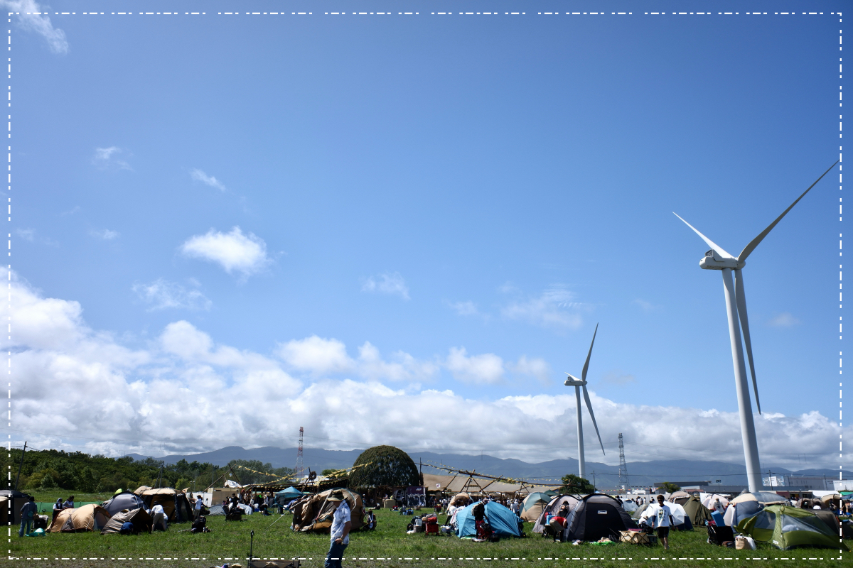 グリーントープと風車と鉄塔